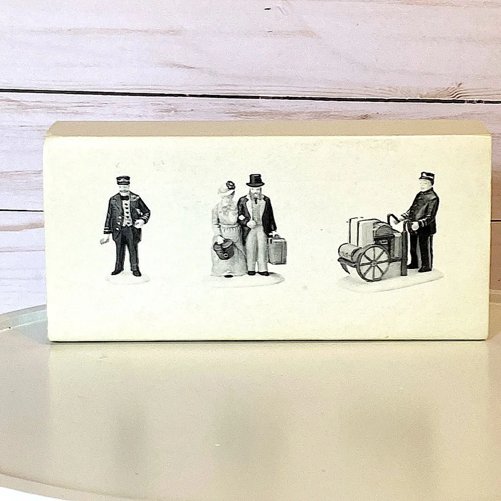 DEPARTMENT 56 - Holiday Travelers - Heritage Village - Dickens Village - Picture 7 of 8